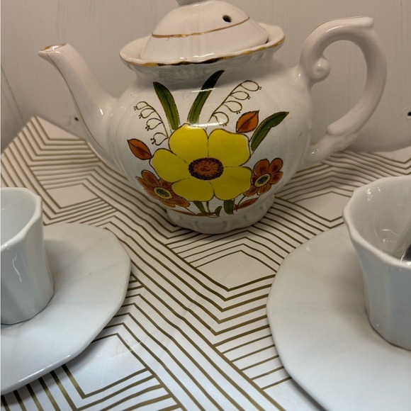 Vintage 1970’s daisy teapot, pair of Portugal tea cups saucers unopened spoons - Picture 3 of 8
